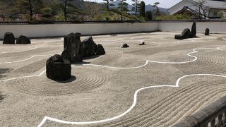 木曽のヒノキの山を抱いたお寺と庭園は広々としています
