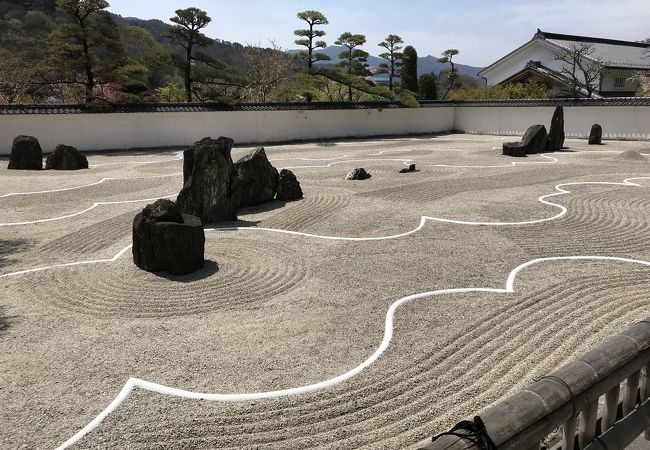 木曽のヒノキの山を抱いたお寺と庭園は広々としています