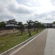 大阪城大手門の左側で敵の進入に対処する二層の櫓