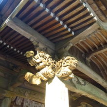 神楽殿の木鼻（西本宮）