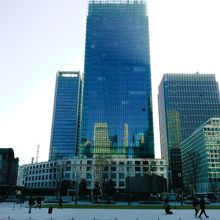 旧東京中央郵便局を一部保存して、生まれ変わらせた低層棟です