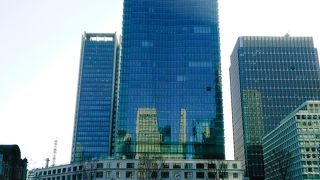 (JPタワー)　旧東京中央郵便局を一部保存した低層棟と地上38階の高層棟からなっています。