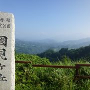 幾重にも重なる山々の美しい眺め