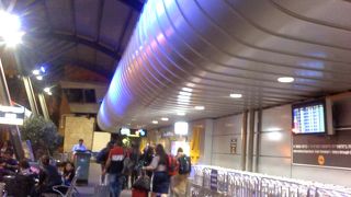 親切な人々と厳しい出国審査