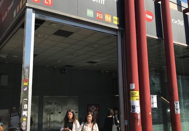 バルセロナの凱旋門の近くにある地下鉄の駅