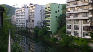 古い感じの建物が密集していた温泉の街並みでした。