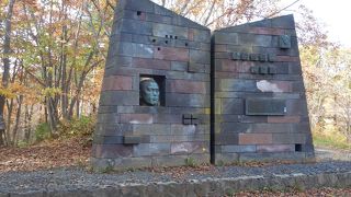 旭展望台近くに立っていた