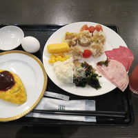 ブッフェ式の朝食　料理をお皿に盛り付けました