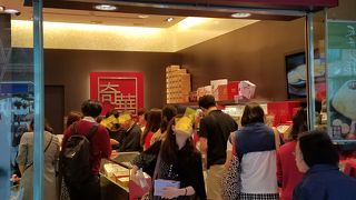 モール内の人気香港銘菓店