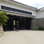 大阪城に残る数少ない櫓の一つ