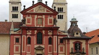 石に囲まれた静かな空間