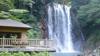 幅16ｍ、温泉の滝