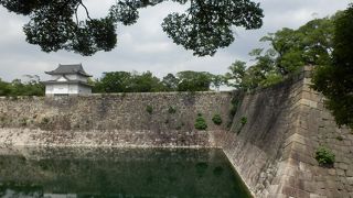 大阪城東南の高石垣上に建つ櫓