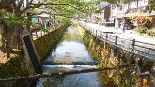 大谿川の両側に温泉宿が建ち並ぶ