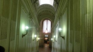 システィーナ礼拝堂の右奥の出口からサンピエトロ大聖堂へ進める