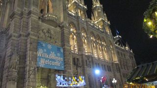 ライトアップされた美しい庁舎