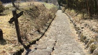 標高801mの馬籠峠には集落の建築遺構と峠の茶屋がある