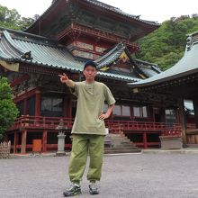 浅間神社大拝殿の前で