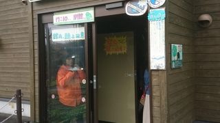 ヘビが頭の上を通ります