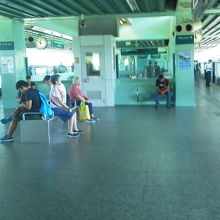 駅のホームも東京以上に綺麗。