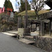 光徳寺の延命地蔵のお堂と石仏『寒山拾得』像