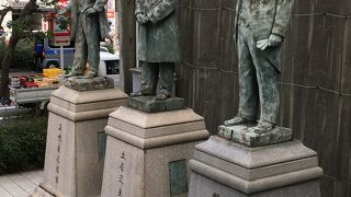 若宮商工稲荷神社前に大きな像