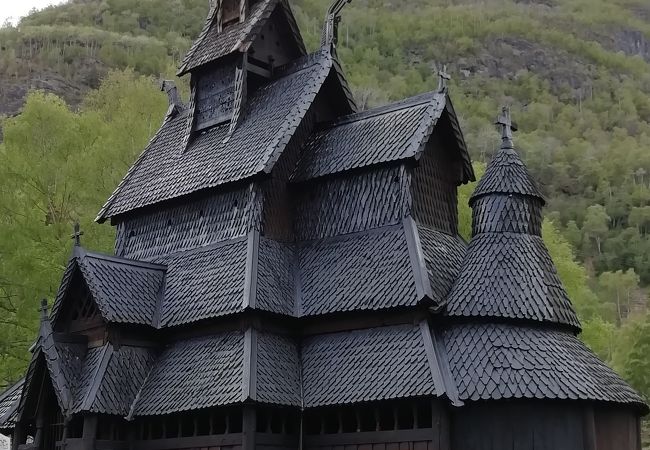 黒い木造の教会