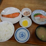 鱗友朝市内の食堂