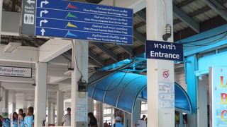 様々な船の発着場となっている船着き場、サパーンタクシン駅からすぐのところにあります