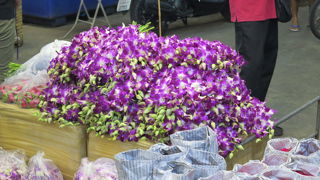 お花がたくさんの市場。素敵なカフェもあります。