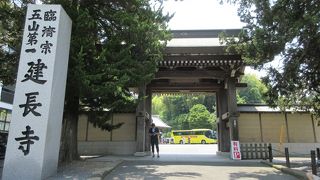 寺の門らしさは感じられますが・・・