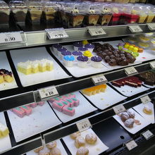 好きなケーキをとります。ケーキはミニサイズ