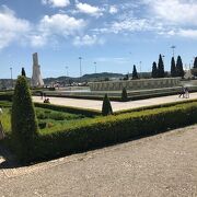 ジェロニモス修道院と発見のモニュメントの間の公園