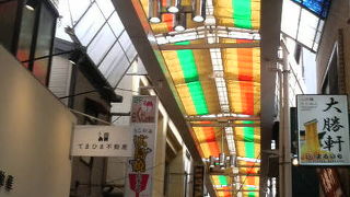 西荻窪駅そば、レトロな雰囲気のアーケード街です