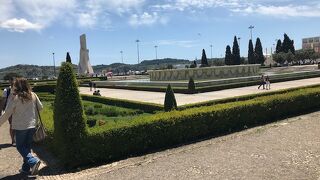 ジェロニモス修道院と発見のモニュメントの間の公園
