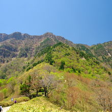 長い登り、試しの鎖を過ぎると石鎚の山並みが広がる