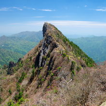 登頂、左手に天狗岳がかっこいい