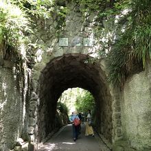 文学館に行く坂道にトンネルがあります