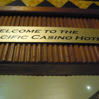 パシフィック・カジノホテルの入口の標識です。玄関の標示です。
