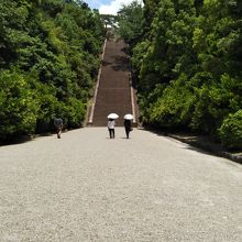 明治天皇陵へ続く階段（階段以外の道もあります）