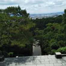 明治天皇陵からの階段と景色