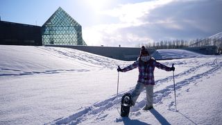 冬のモエレ沼公園でスノーシュー体験はいかが？
