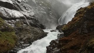 フロム鉄道が5分程度停車します