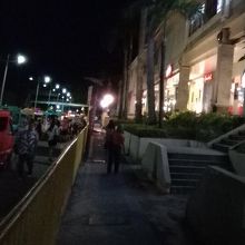 ジープニーは、主要な道路や施設前にはたくさんやって来ます。