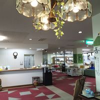 明るいロビーと売店