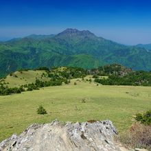 途中振り返ると石鎚の絶景