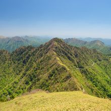 山頂から西黒森、伊予富士方向の眺め