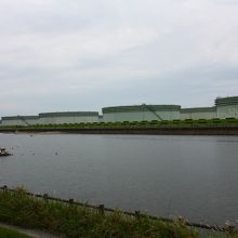 駐車場から見た石油基地