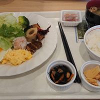 朝食は素朴ながらおいしい