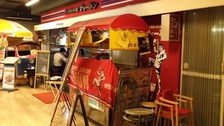 タイらしい雰囲気の中でタイ料理